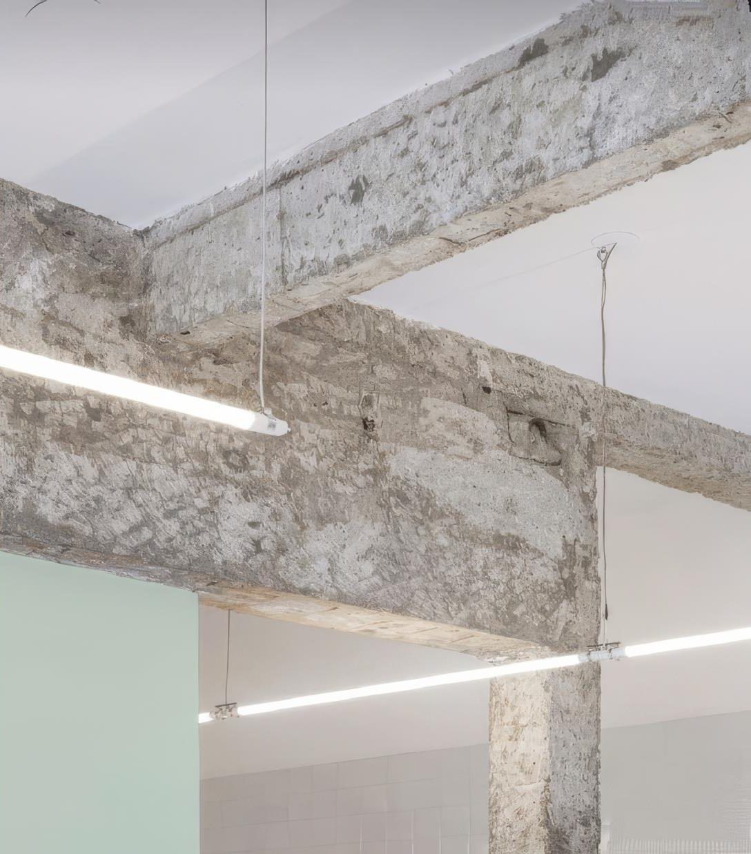 Interior-Mood: Sichtbeton trifft Salbeigrün